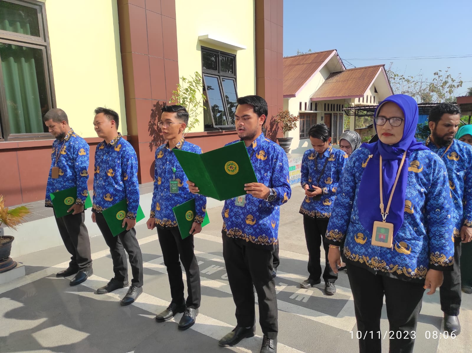 You are currently viewing PELAKSANAAN UPACARA BENDERA DALAM RANGKA MEMPERINGATI HARI PAHLAWAN PADA PENGADILAN AGAMA LARANTUKA TAHUN 2023