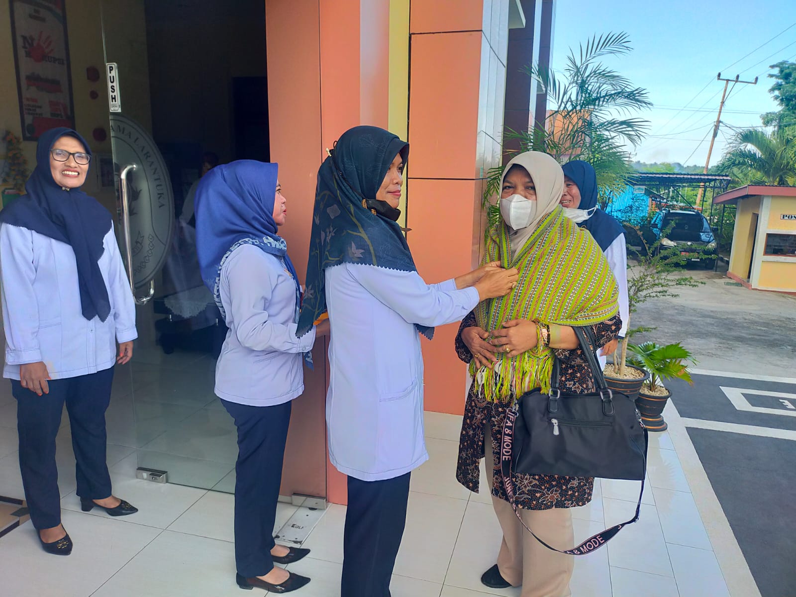 You are currently viewing KEDATANGAN TIM PEMBINAAN DAN PEMERIKSAAN PENGADILAN TINGGI AGAMA KUPANG PADA PENGADILAN AGAMA LARANTUKA