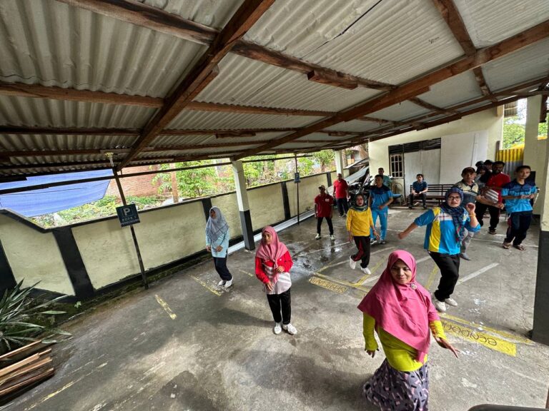 Read more about the article DEMI MENJAGA KEBUGARAN DAN KESEHATAN SELURUH WARGA PENGADILAN AGAMA LARANTUKA MELAKSANAKAN SENAM PAGI