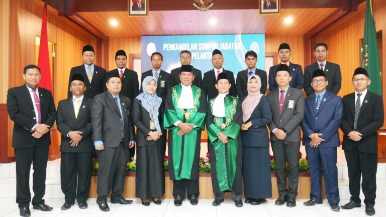 Read more about the article KETUA PENGADILAN AGAMA LARANTUKA MENGHADIRI PROSESI PELANTIKAN DAN PENGAMBILAN SUMPAH JABATAN WAKIL KETUA PENGADILAN TINGGI AGAMA KUPANG