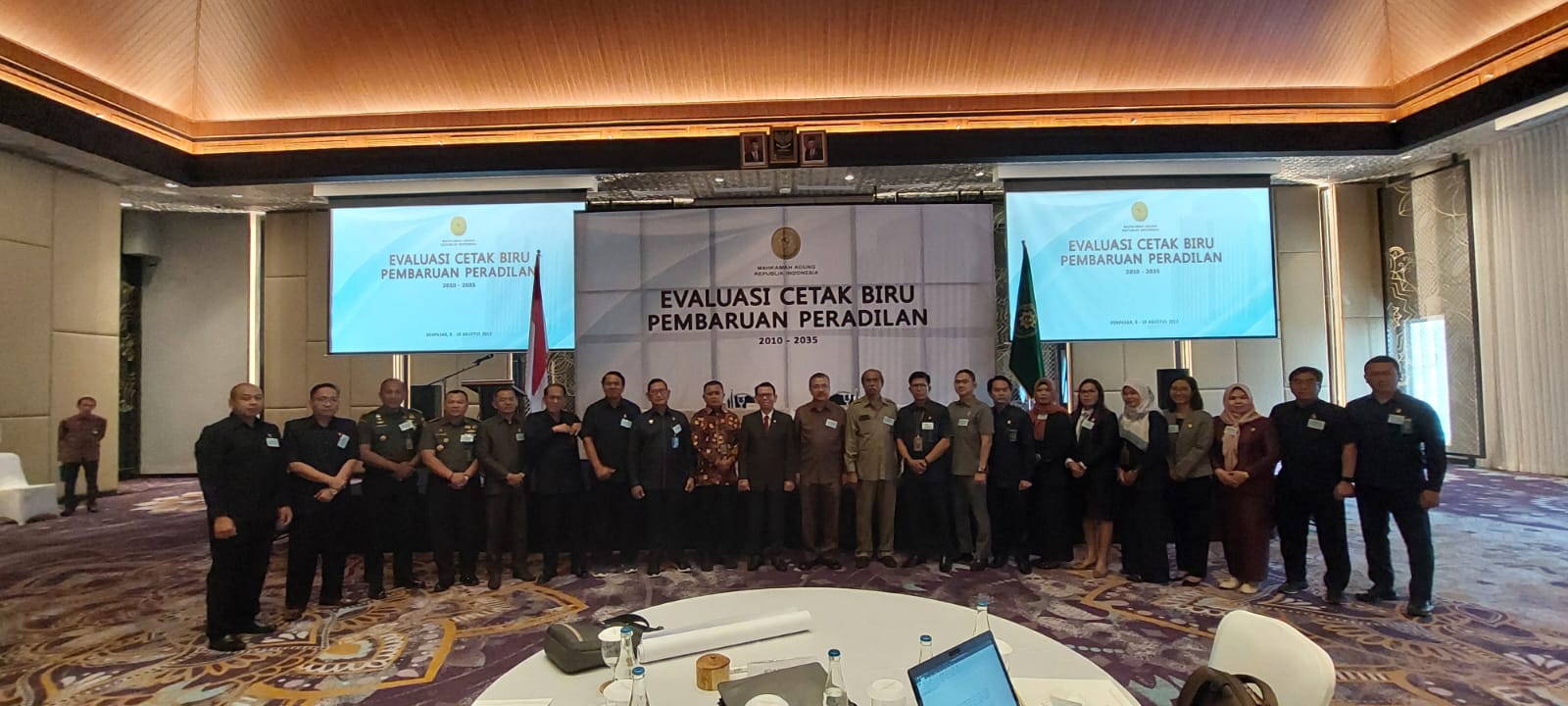 You are currently viewing KETUA, PANITERA, DAN SEKRETARIS PENGADILAN AGAMA LARANTUKA MENGHADIRI UNDANGAN RAPAT EVALUASI CETAK BIRU PEMBARUAN PERADILAN 2010-2035 MAHKAMAH AGUNG RI