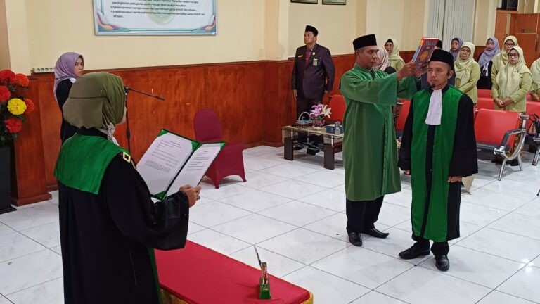 Read more about the article PELANTIKAN DAN PENGAMBILAN SUMPAH JABATAN WAKIL KETUA PENGADILAN AGAMA LARANTUKA