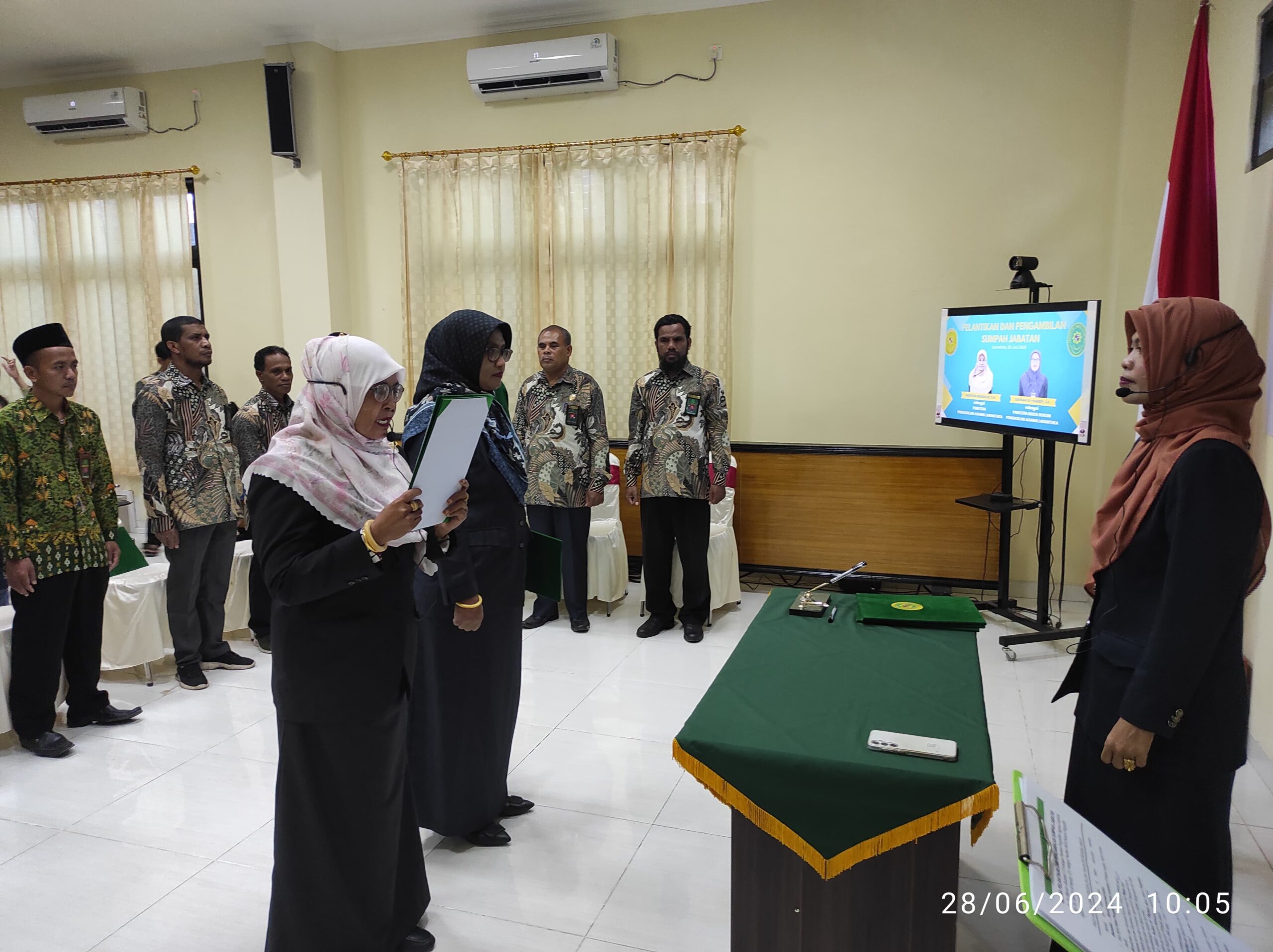You are currently viewing PELANTIKAN DAN PENGAMBILAN SUMPAH JABATAN PANITERA DAN PANITERA MUDA HUKUM PADA PENGADILAN AGAMA LARANTUKA