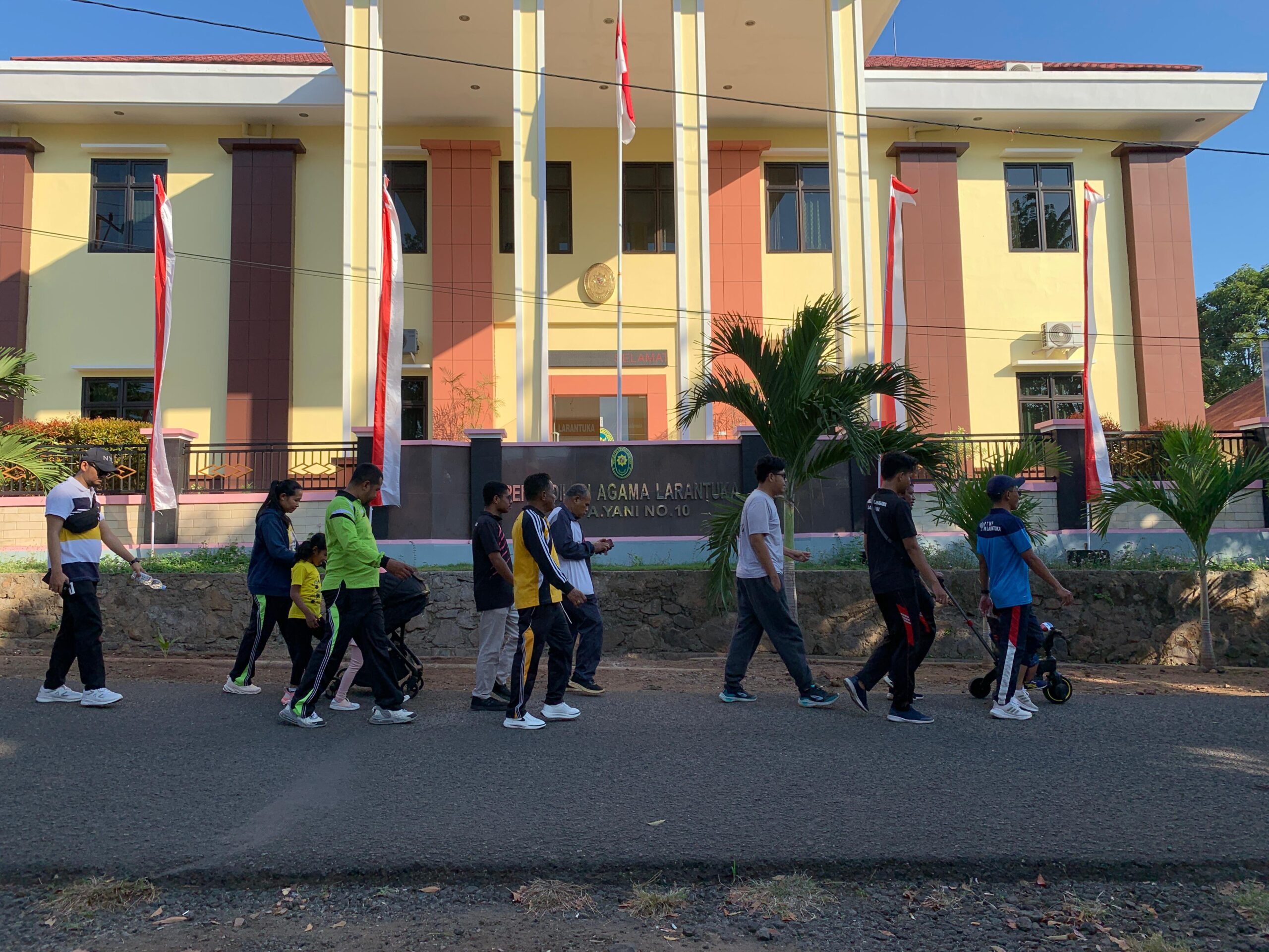 You are currently viewing Jalan Sehat Pengadilan Agama dan Pengadilan Negeri Larantuka