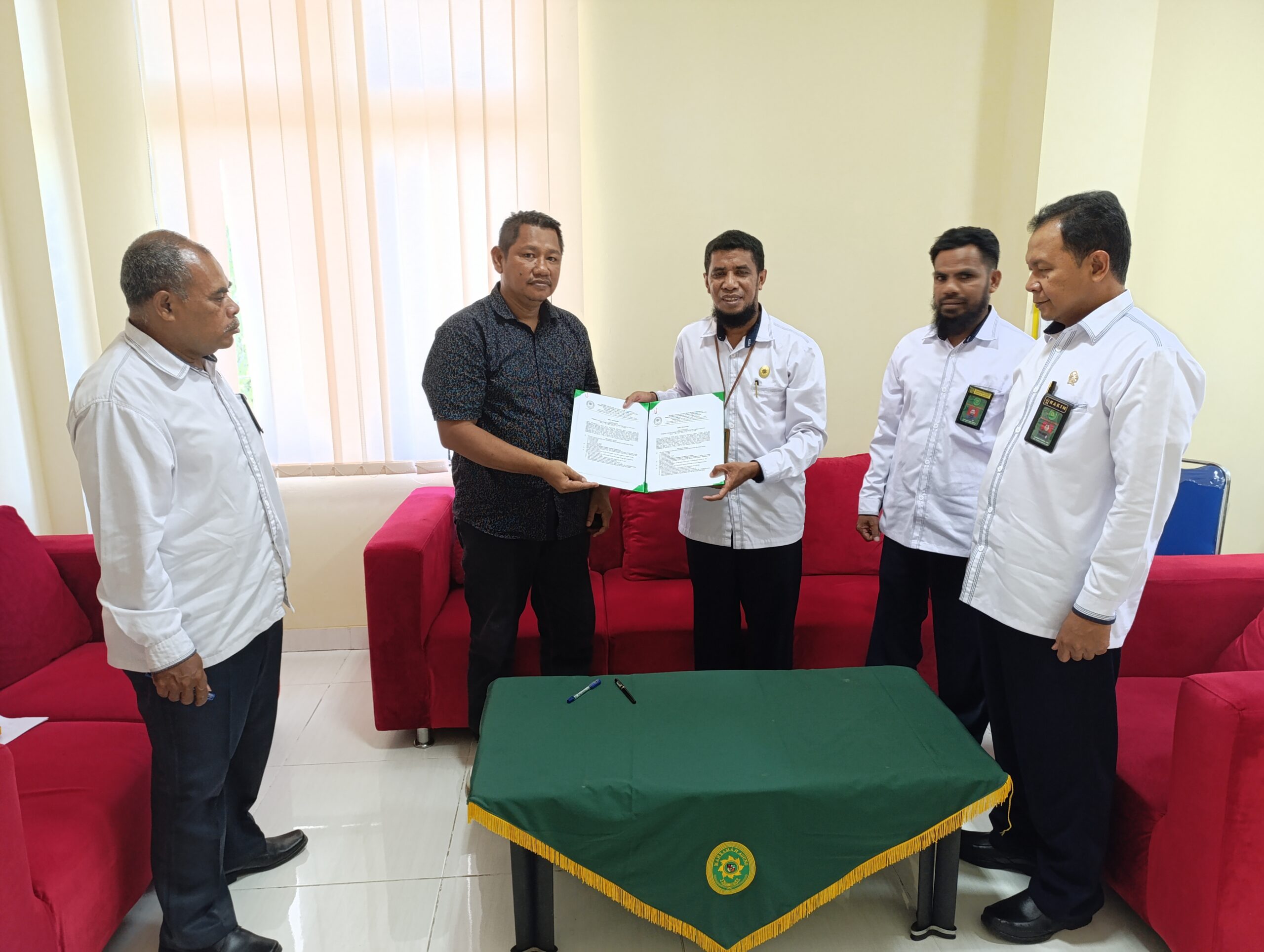 You are currently viewing Pengadilan Agama Larantuka Teken Kontrak Pengadaan Fasilitas Perkantoran dengan CV Anak Bintang Karya