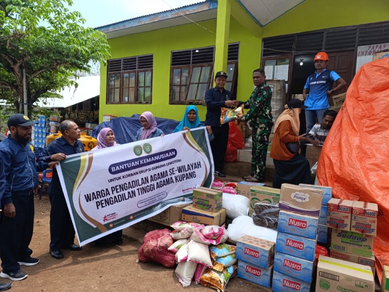 Read more about the article Penyerahan Bantuan Kemanusiaan oleh Pengadilan Tinggi Agama Kupang untuk Korban Erupsi Gunung Lewotobi
