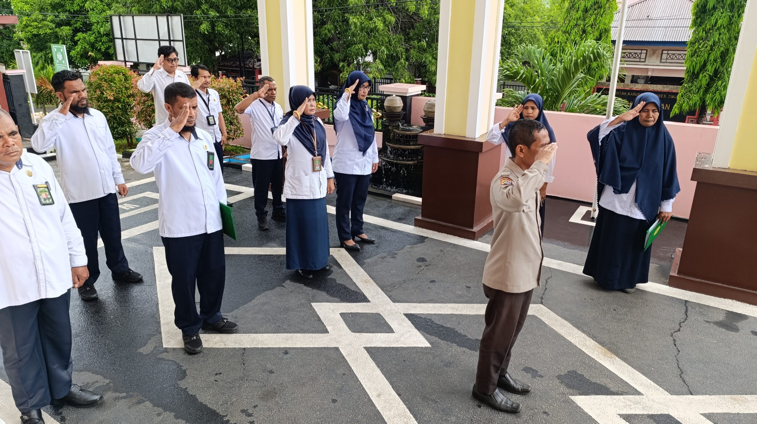 You are currently viewing Apel Pagi di Pengadilan Agama Larantuka Berlangsung Khidmat di Tengah Hujan