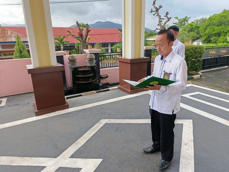 Read more about the article Pengadilan Agama Larantuka Gelar Apel Pagi, Wakil Ketua Tekankan Internalisasi Zona Integritas 2025