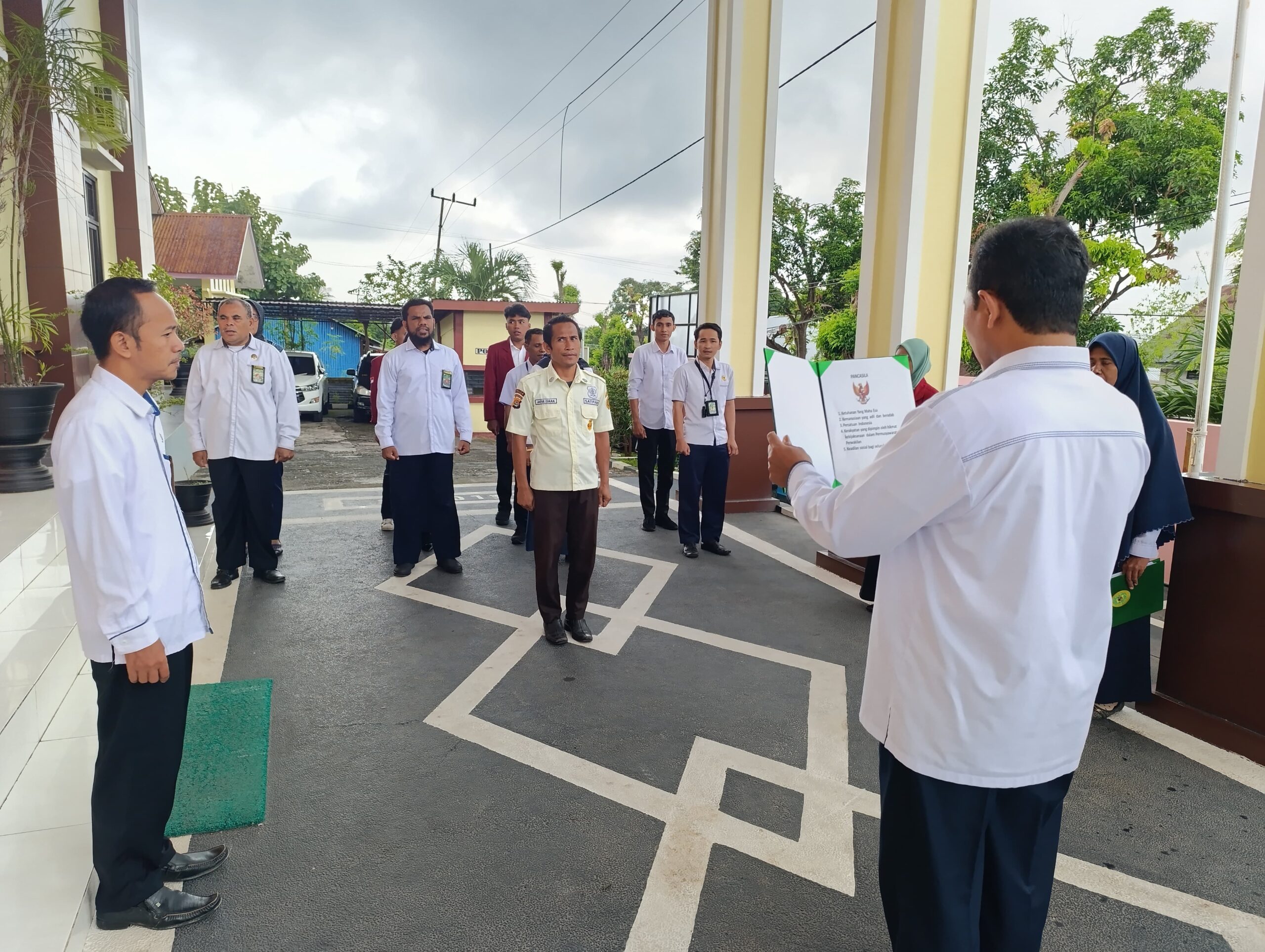 You are currently viewing Semangat Tak Surut! Apel Pagi Pengadilan Agama Larantuka di Tengah Cuaca Kurang Bersahabat