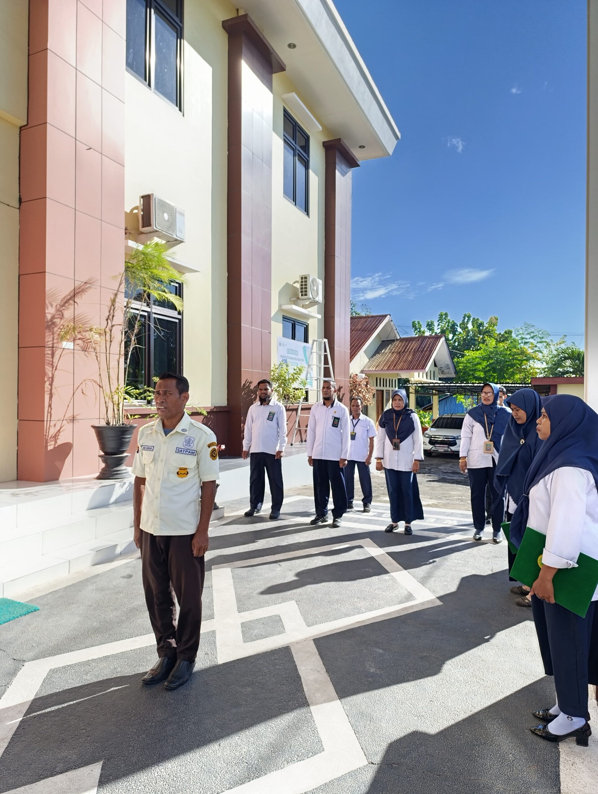 You are currently viewing Tegakkan Disiplin, Bangun Integritas: Apel Pagi Awal Pekan di Pengadilan Agama Larantuka