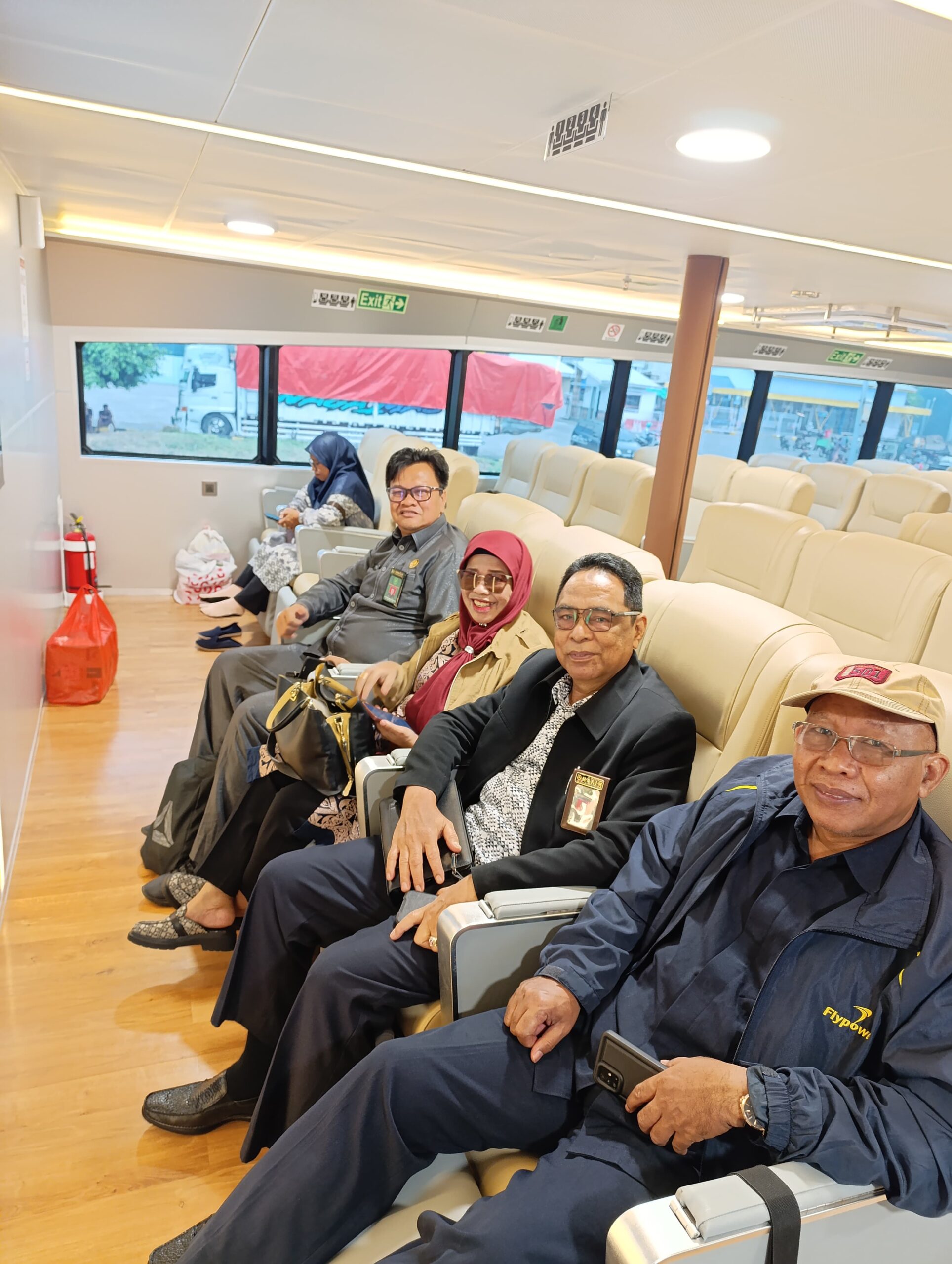 You are currently viewing Dengan Penuh Hormat dan Kekeluargaan, Pengadilan Agama Larantuka Lepas Keberangkatan Ketua PTA Kupang dan Rombongan dari Pelabuhan Larantuka