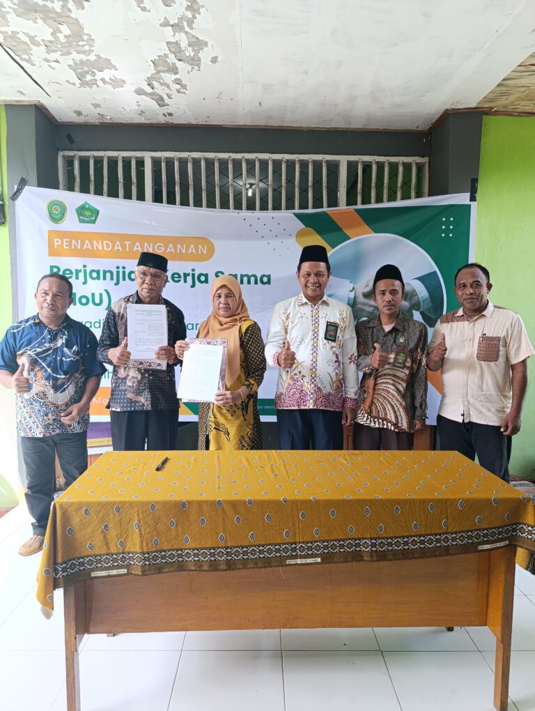 Read more about the article Dekatkan Keadilan, Pengadilan Agama Larantuka Gelar Sidang Luar dan Teken MoU dengan KUA Witihama