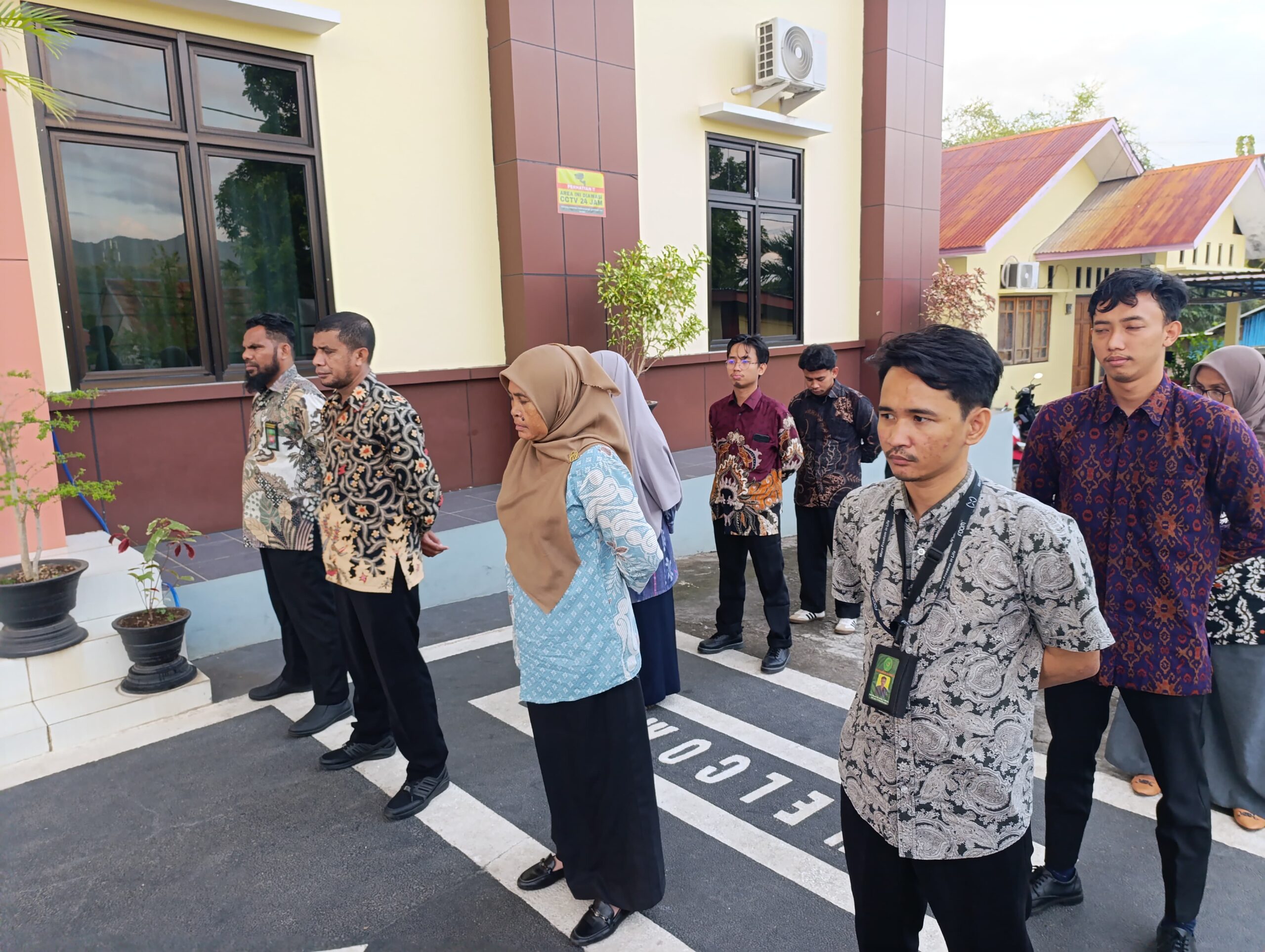 You are currently viewing Tutup Pekan dengan Semangat: Apel Sore PA Larantuka Dipimpin Ketua Pengadilan