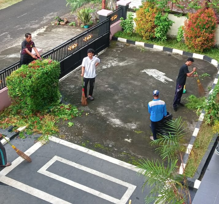 Read more about the article Jum’at Bersih di Pengadilan Agama Larantuka: Wujud Nyata Kepedulian terhadap Lingkungan Kerja