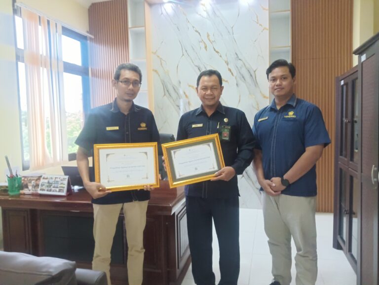 Read more about the article Kinerja Sempurna, Sinergi Terjaga: PA Larantuka Terima Dua Penghargaan dari KPPN Larantuka