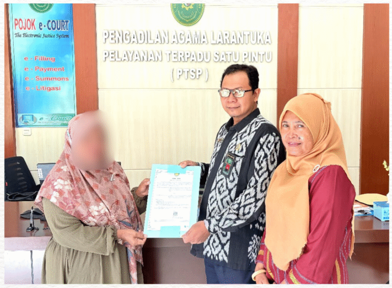 Read more about the article Layanan Peradilan Makin Mudah, Pengadilan Agama Larantuka Serahkan Elektronik Akta Cerai (EAC) Perdana