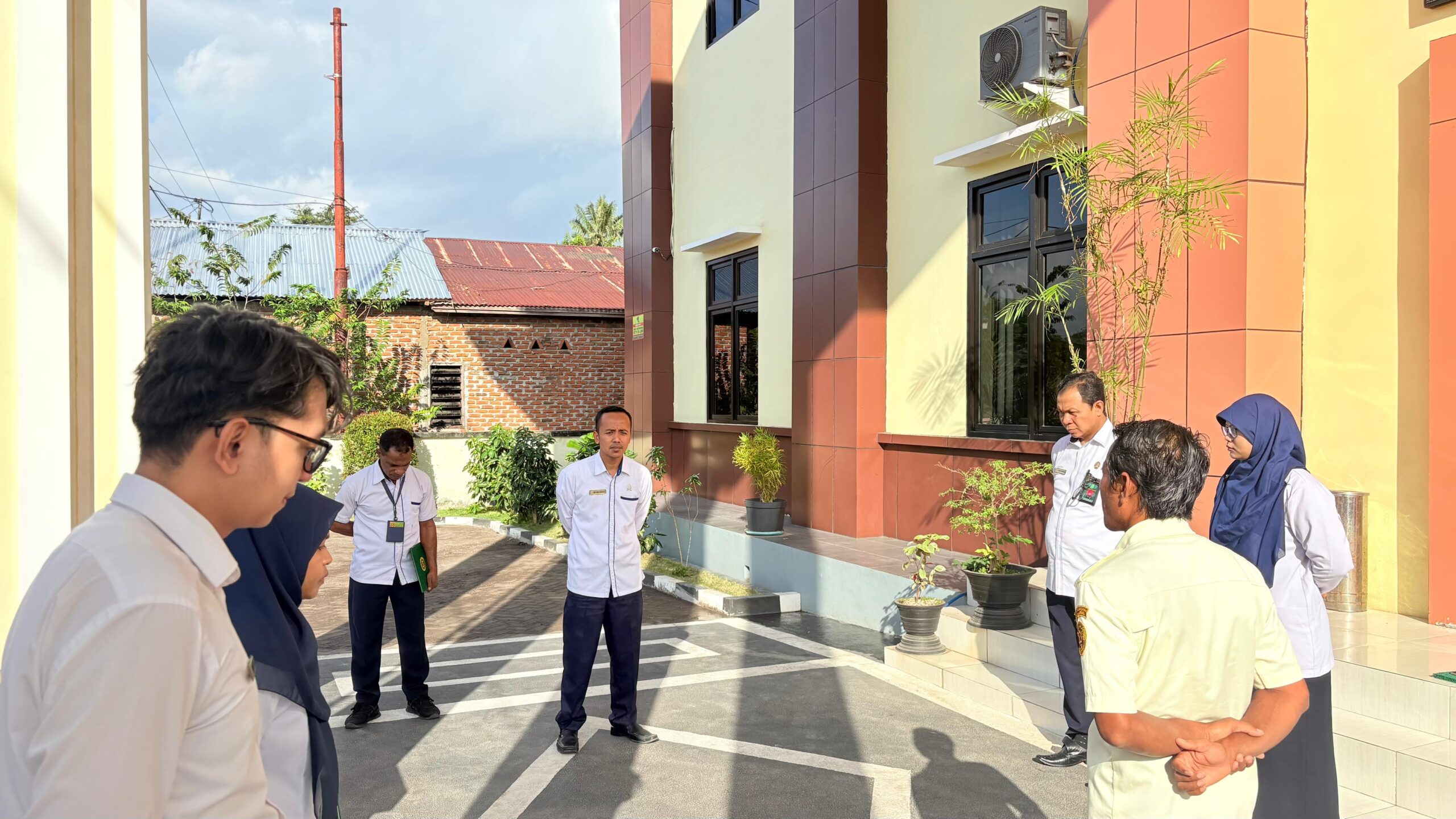 You are currently viewing Menjaga Disiplin, Pelayanan, dan Penampilan: Pengadilan Agama Larantuka Laksanakan Apel Pagi dengan Semangat Kebersamaan