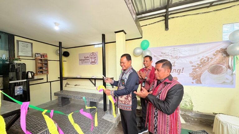 Read more about the article Sinergi Lintas Instansi dan Inovasi Pelayanan: Pengadilan Agama Larantuka Teken MoU dan Resmikan Kafe Integritas