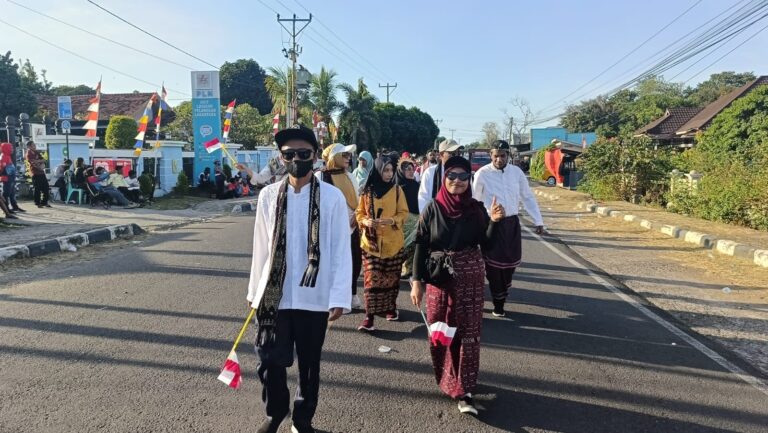Read more about the article Semarak HUT RI ke-80, PA Larantuka Tampil Anggun dengan Adat Nagekeo dan Bagikan Edukasi Peradilan