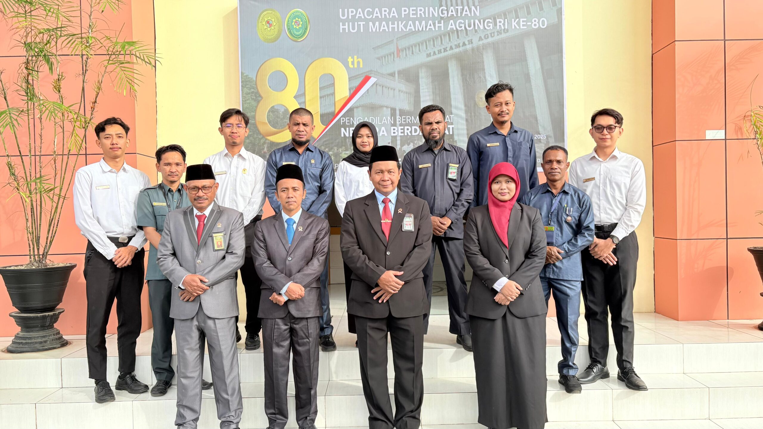 You are currently viewing Upacara Peringatan 80 Tahun Mahkamah Agung di PA Larantuka: Menjaga Integritas dan Keadilan