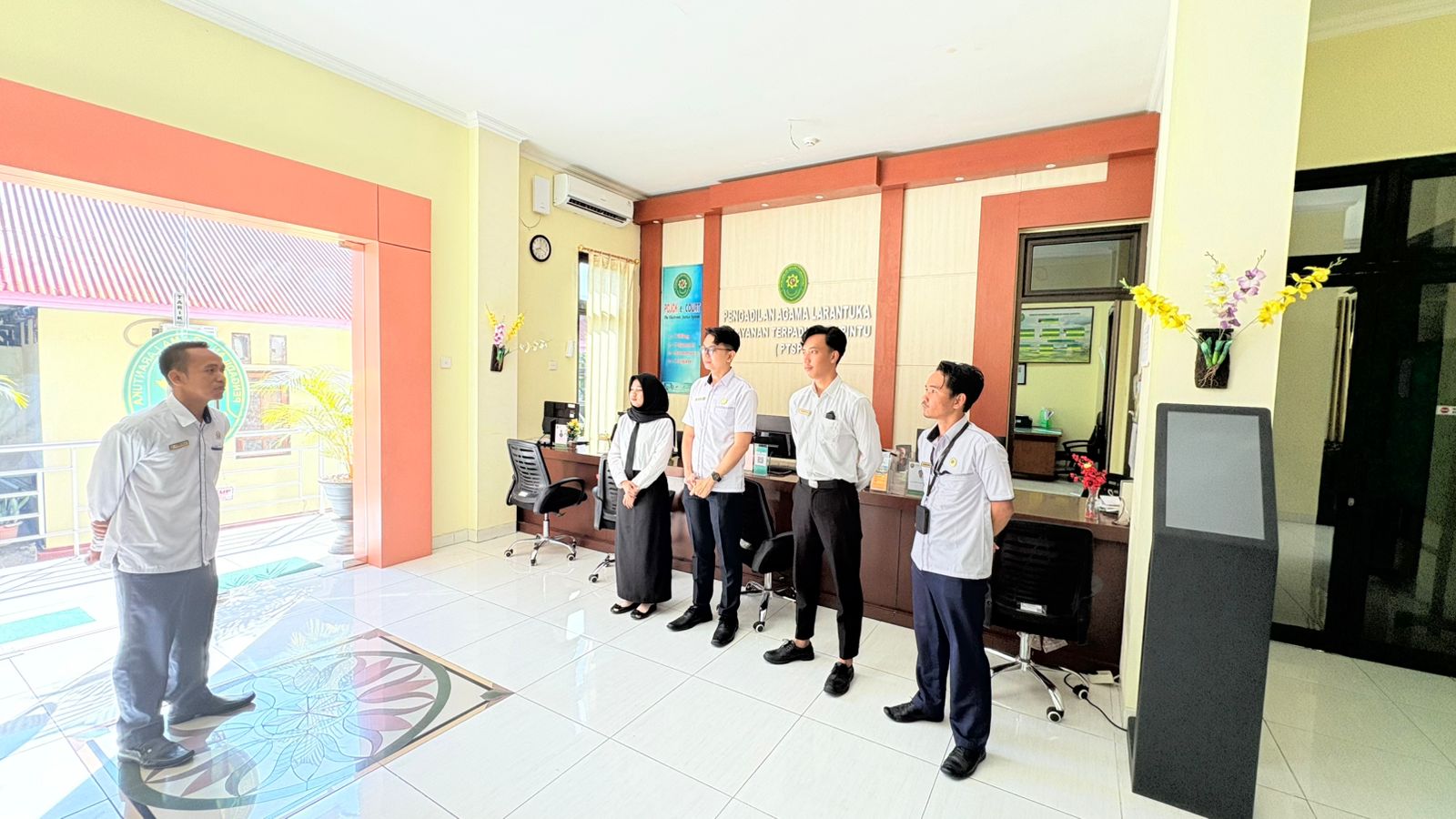 You are currently viewing Briefing Pagi PTSP: PA Larantuka Tekankan Senyum dan Grooming Demi Pelayanan Terbaik