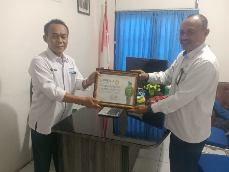 Read more about the article PA Larantuka Serahkan Piagam Kerja Sama Layanan Kapal Gratis