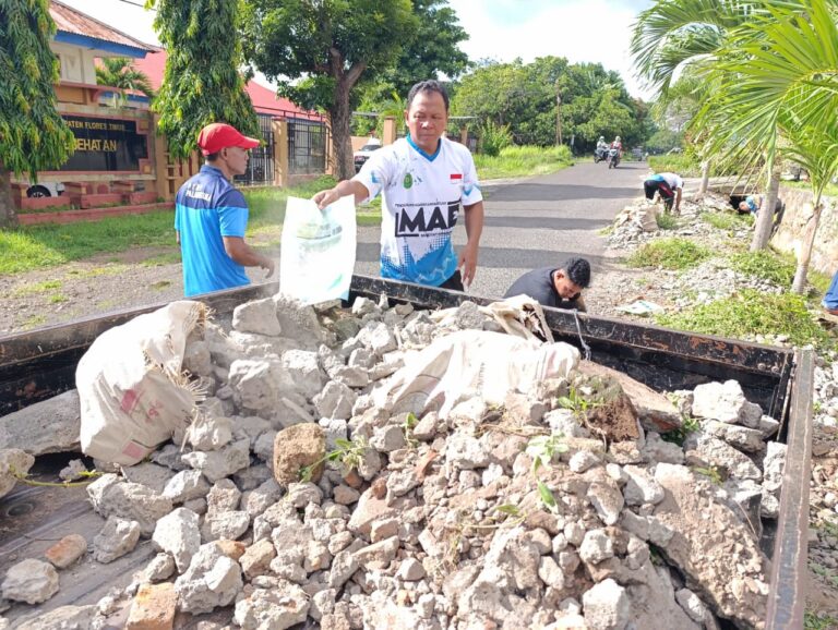 Read more about the article PA Larantuka Gelar Kerja Bakti Awal Tahun, Wujudkan Lingkungan Kerja Bersih dan Nyaman