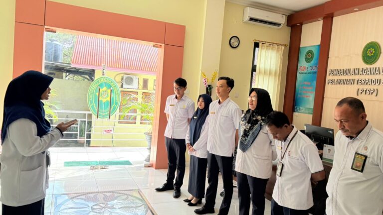 Read more about the article Briefing Awal Bulan PTSP PA Larantuka: Tingkatkan Profesionalitas dan Asah Kompetensi