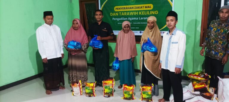 Read more about the article Penyerahan Zakat Mal dan Tarawih Keliling Pengadilan Agama Larantuka di Desa Waibao