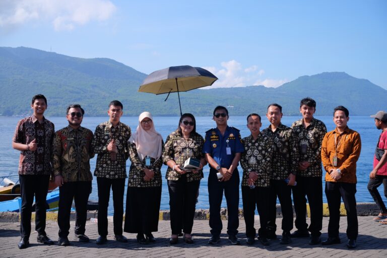 Read more about the article Tabur Bunga di Laut, Hakim PA dan PN Larantuka Kenang Pengabdian Hakim
