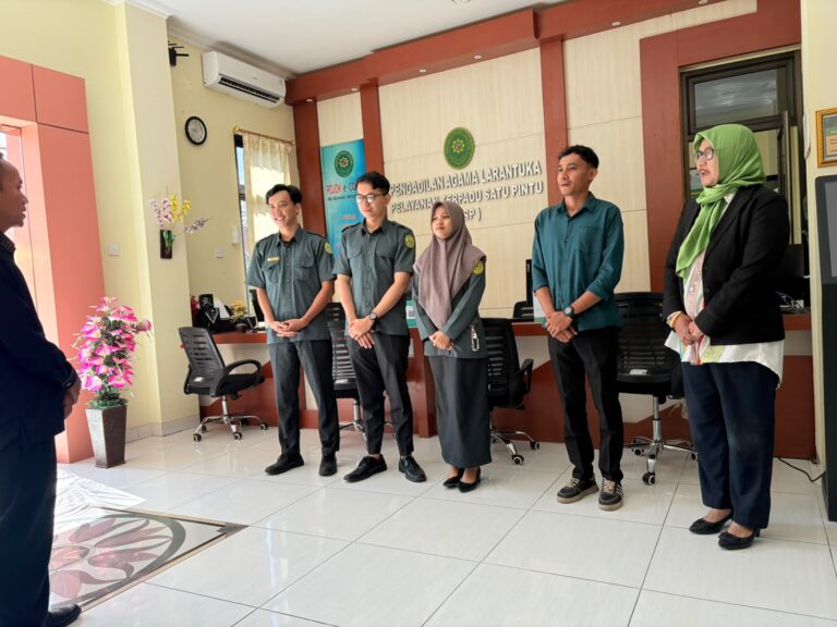 Read more about the article Wakil Ketua PA Larantuka Pimpin Briefing PTSP dan Posbakum, Tekankan Pelayanan Prima dan Penampilan Profesional