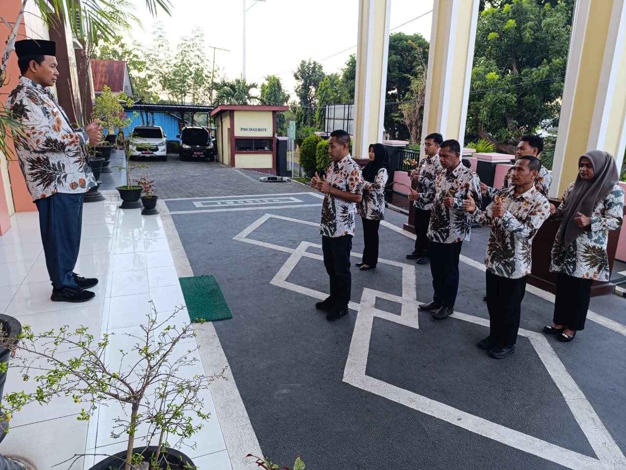 You are currently viewing Judul: Ketua PA Larantuka Apresiasi Dedikasi Aparatur dalam Apel Sore
