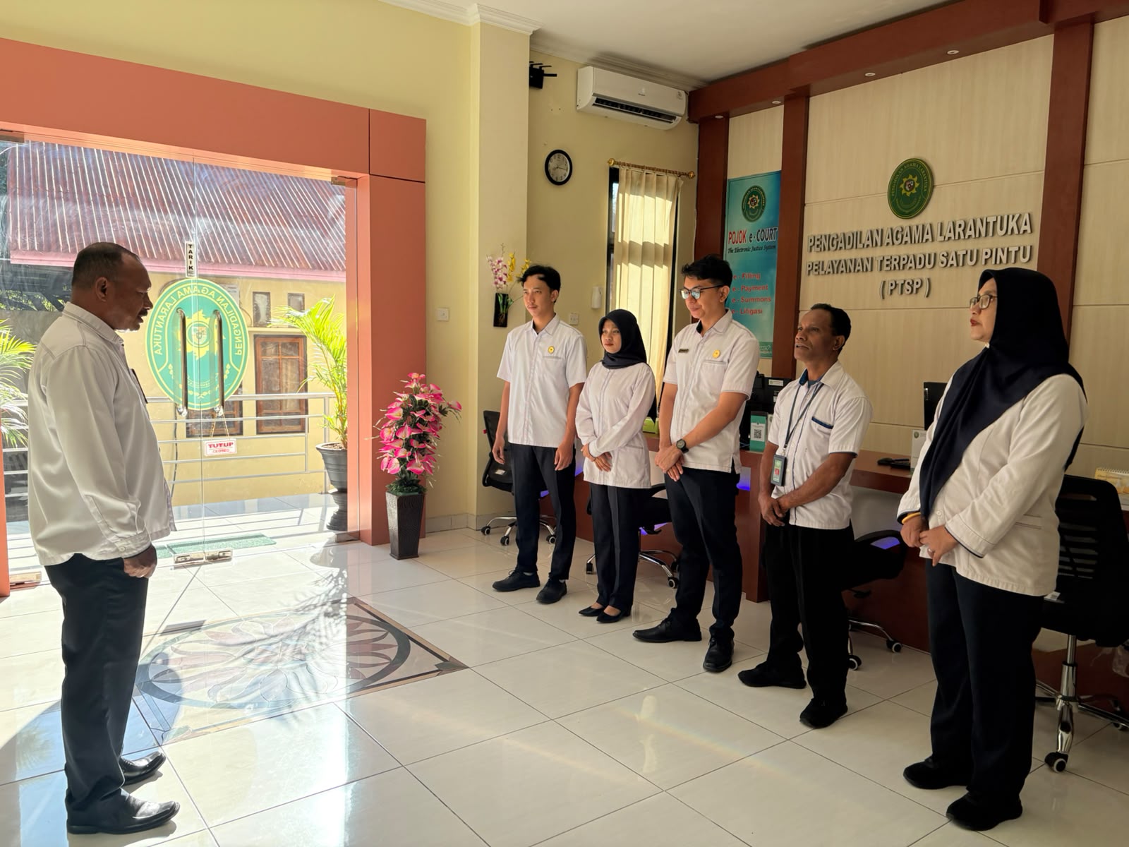 You are currently viewing Konsisten Layani Masyarakat, Aparatur PTSP PA Larantuka Dibekali Penguatan Budaya Kerja