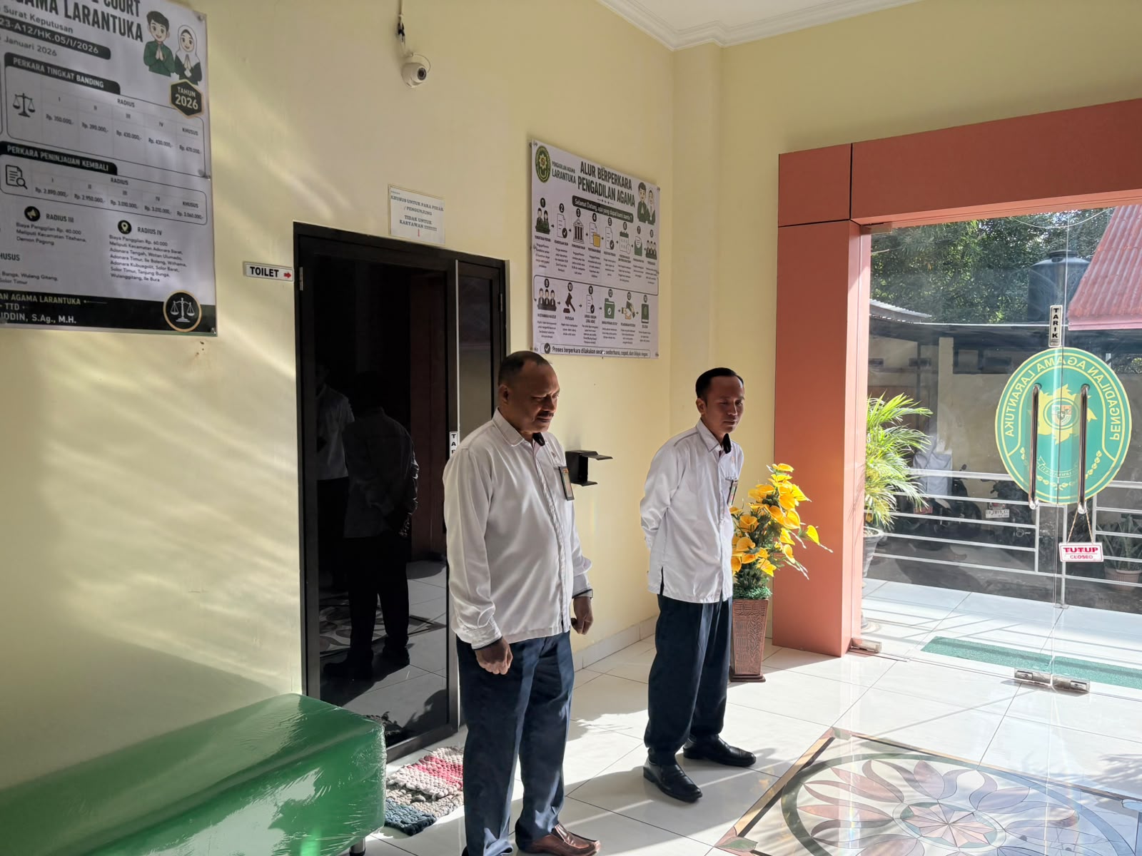 You are currently viewing Tingkatkan Mutu Layanan, Wakil Ketua PA Larantuka Pimpin Briefing Pagi Petugas PTSP