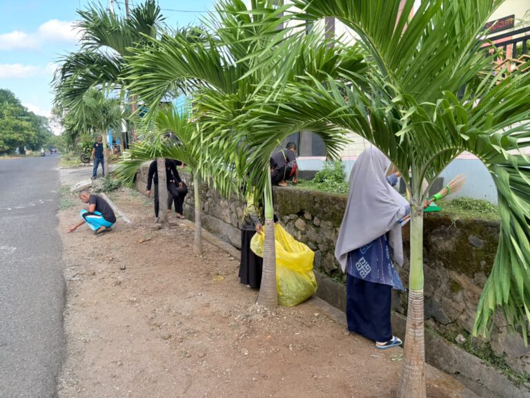 Read more about the article PA Larantuka Gelar Kerja Bakti Jumat Pagi, Wujudkan Lingkungan Kerja yang Bersih dan Nyaman