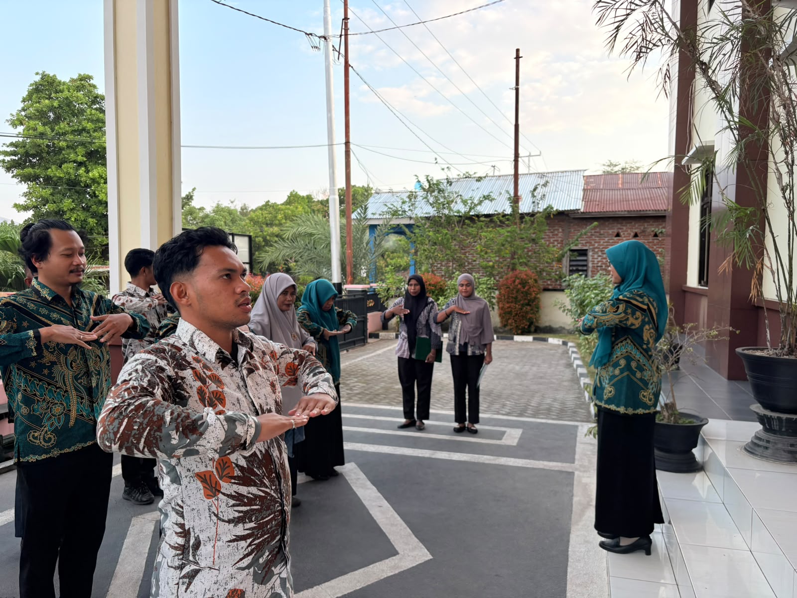 You are currently viewing Wakil Ketua PA Larantuka Tekankan Pentingnya Menjaga Kerapian dan Kebersihan Lingkungan Kerja