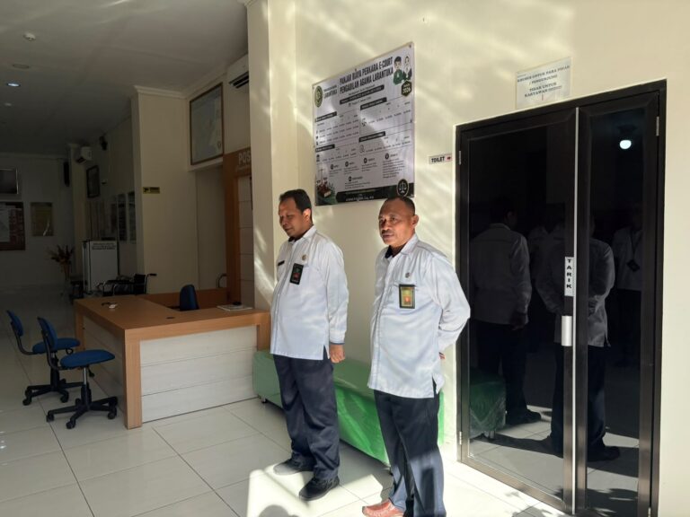 Read more about the article Briefing Pagi PTSP PA Larantuka: Ketua Tekankan Penerapan Budaya 5S dan Penguatan Keamanan Persidangan