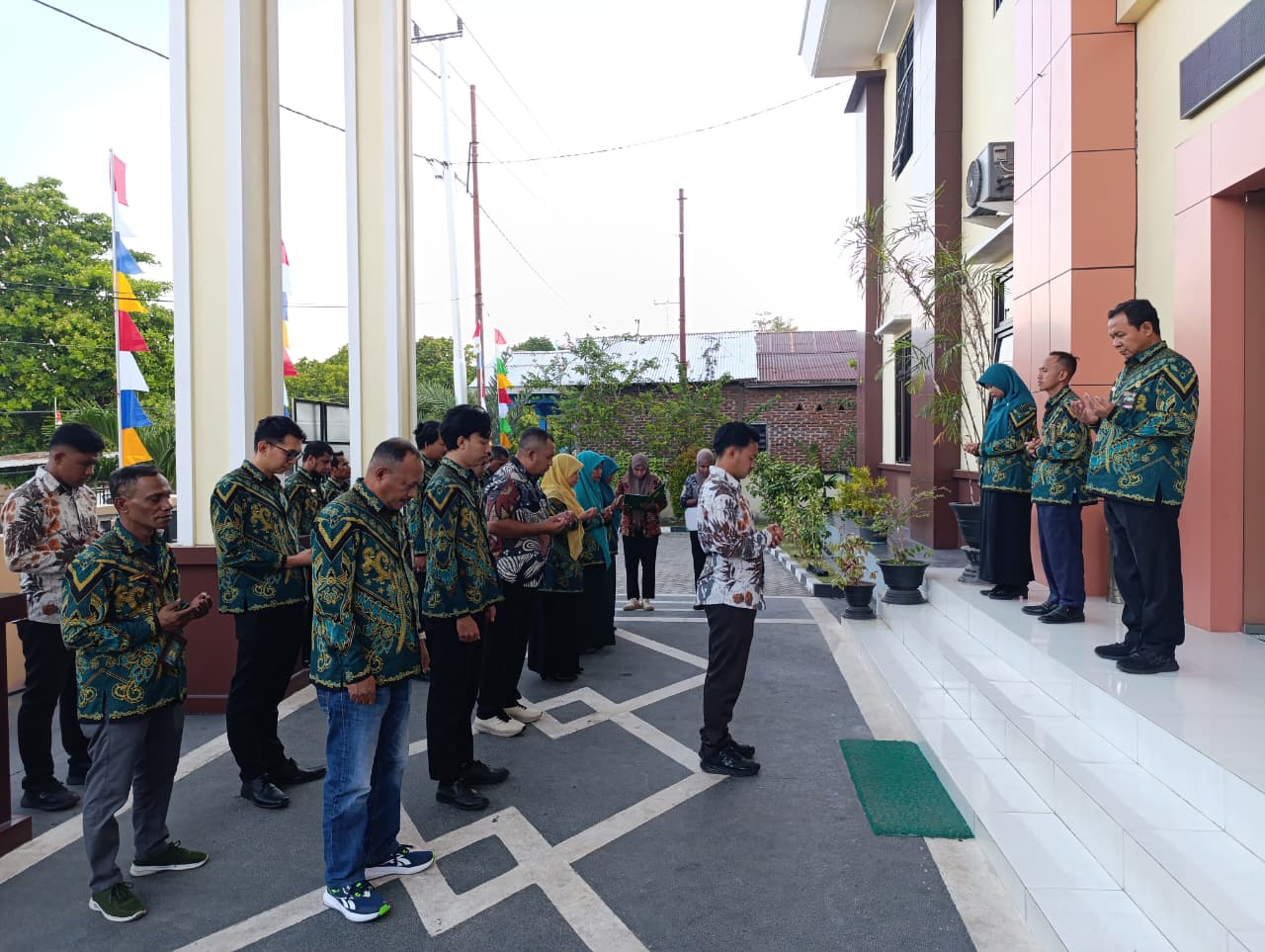 You are currently viewing Ketua PA Larantuka Ajak Aparatur Perkuat Kekompakan dalam Apel Sore