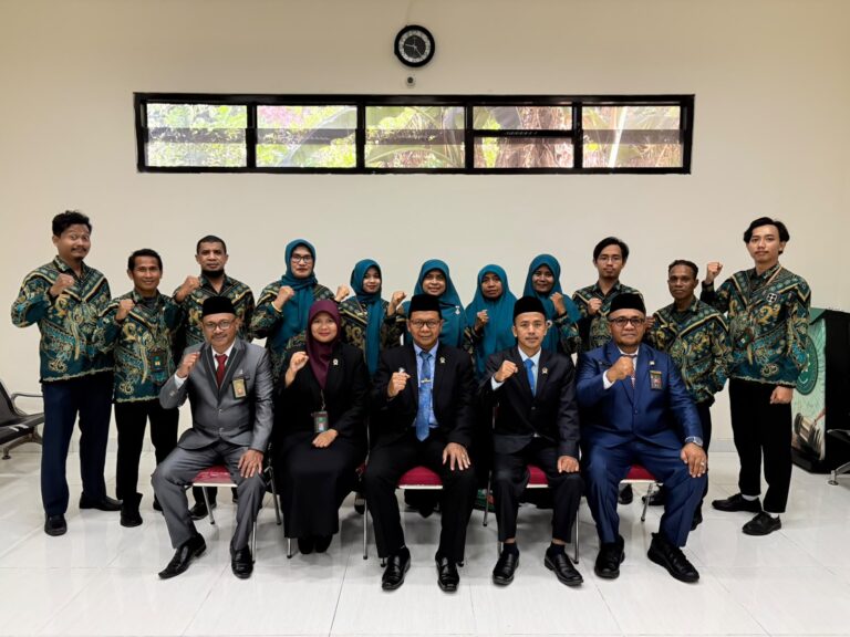 Read more about the article Semarak HUT ke-81 Mahkamah Agung RI, PA Larantuka Gelar Pemotongan Tumpeng dan Penyerahan Hadiah Utama