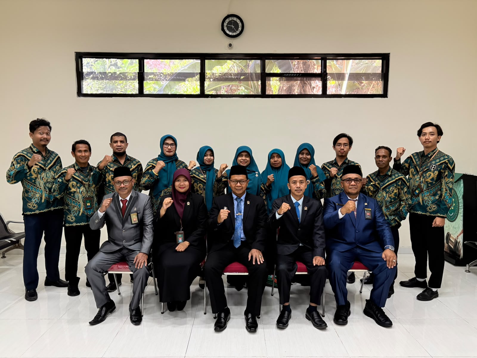 Read more about the article Semarak HUT ke-81 Mahkamah Agung RI, PA Larantuka Gelar Pemotongan Tumpeng dan Penyerahan Hadiah Utama