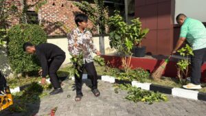 Read more about the article PA Larantuka Gelar Bersih-Bersih Halaman, Wujudkan Lingkungan Kerja yang Nyaman