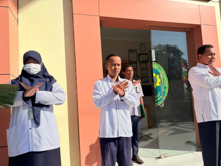Read more about the article PA Larantuka Tekankan Pengabdian Sepenuh Hati dalam Apel Pagi